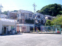 園庭、遊園地の写真です。ブランコや滑り台、砂場などがあります。夏は幼児がビニールプールを出して遊んでいます。近所の方にも開放されています。